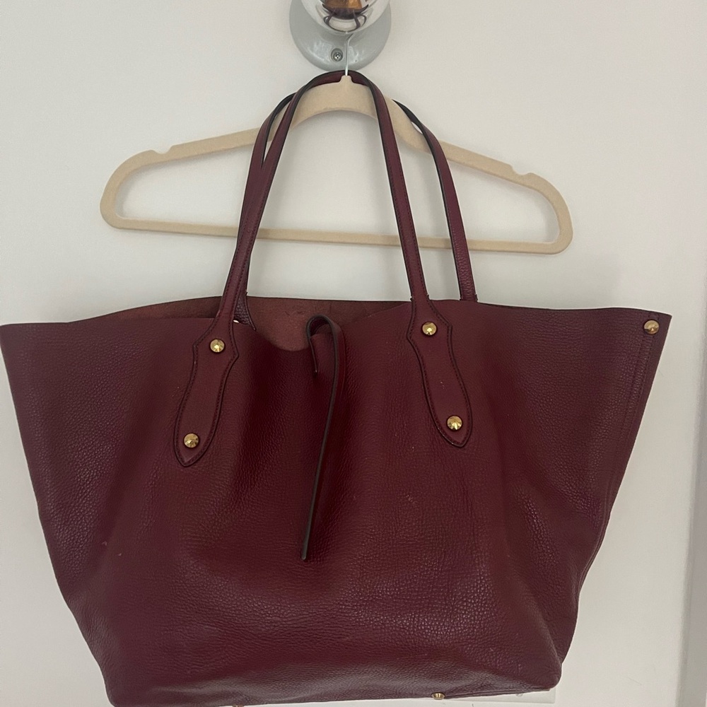 Sophisticated Leather Tote Bag with Gold Accents